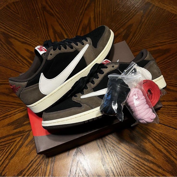 TRAVIS SCOTT x AIR JORDAN 1 LOW MOCHA