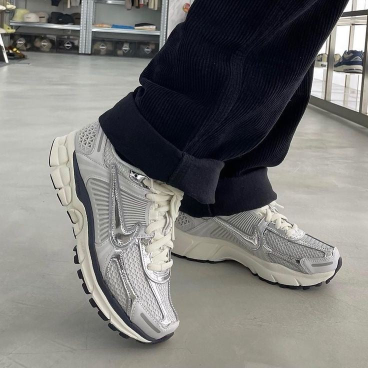 NIKE VOMERO 5 PHOTON DUST