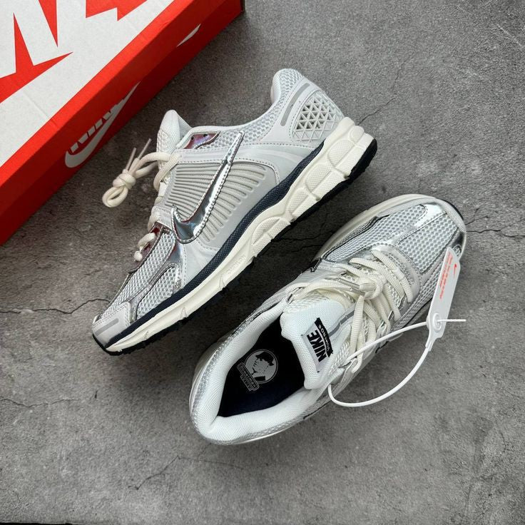 NIKE VOMERO 5 PHOTON DUST