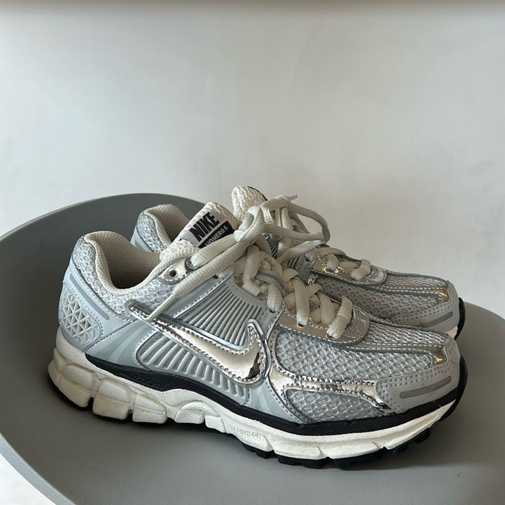 NIKE VOMERO 5 PHOTON DUST