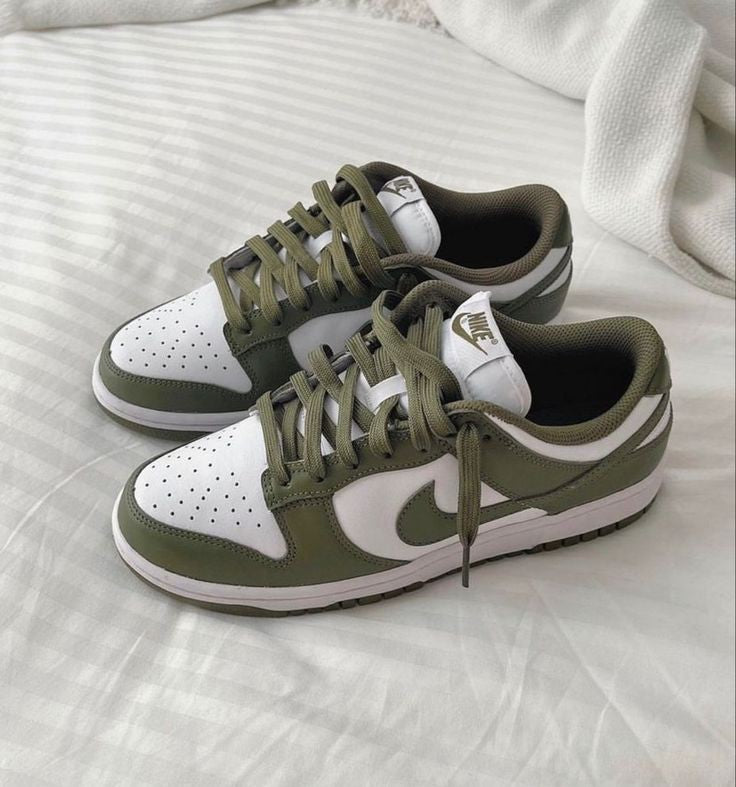 NIKE SB DUNK LOW MEDIUM OLIVE