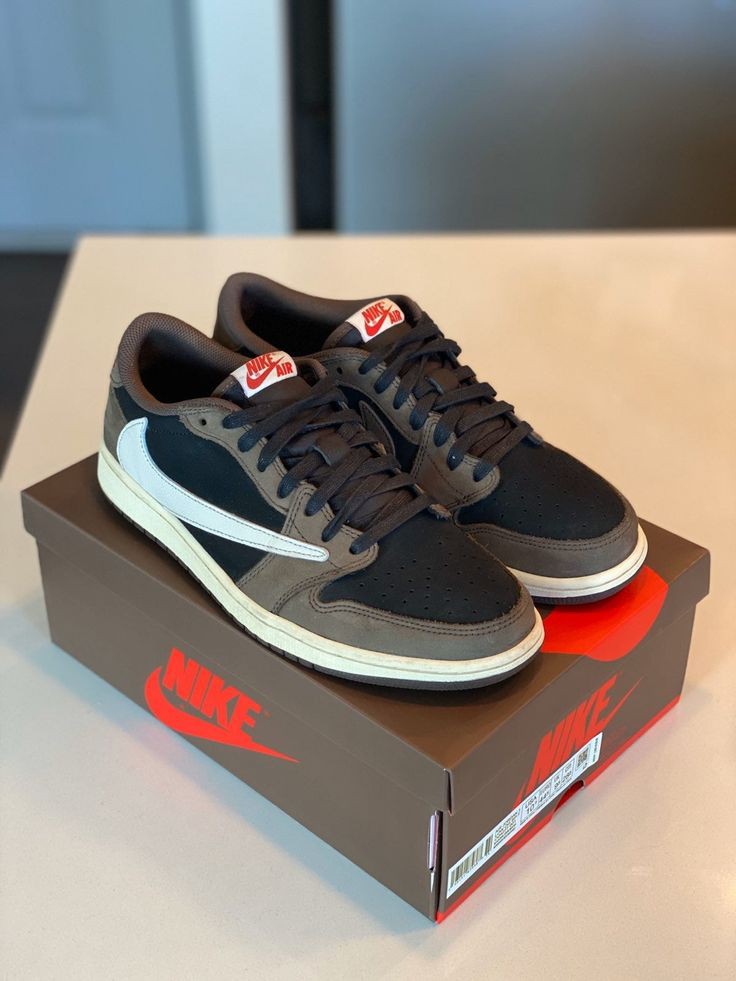 TRAVIS SCOTT x AIR JORDAN 1 LOW MOCHA
