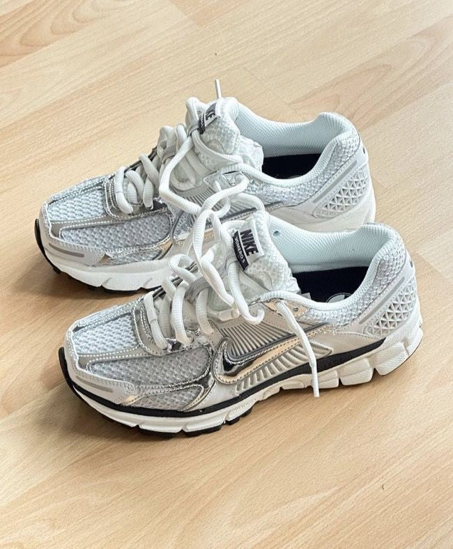 NIKE VOMERO 5 PHOTON DUST