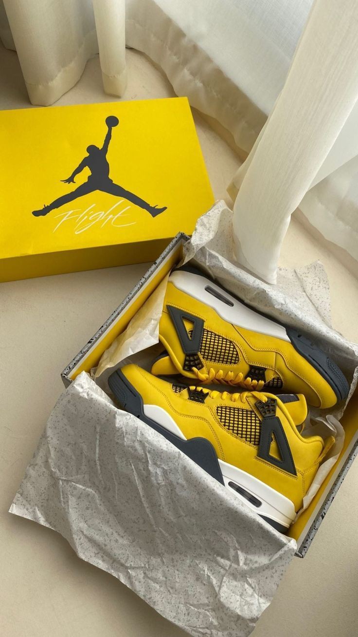 AIR JORDAN RETRO  4 LIGHTNING UA QUALITY