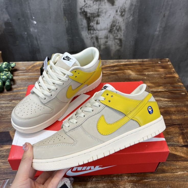 NIKE SB DUNK BANANA