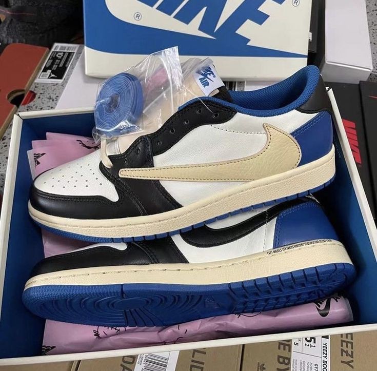 JORDAN 1 LOW FRAGMENT DESIGN X TRAVIS SCOTT U.A