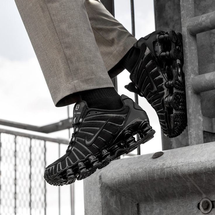 NIKE  AIRMAX SHOX TL TRIPPLE BLACK
