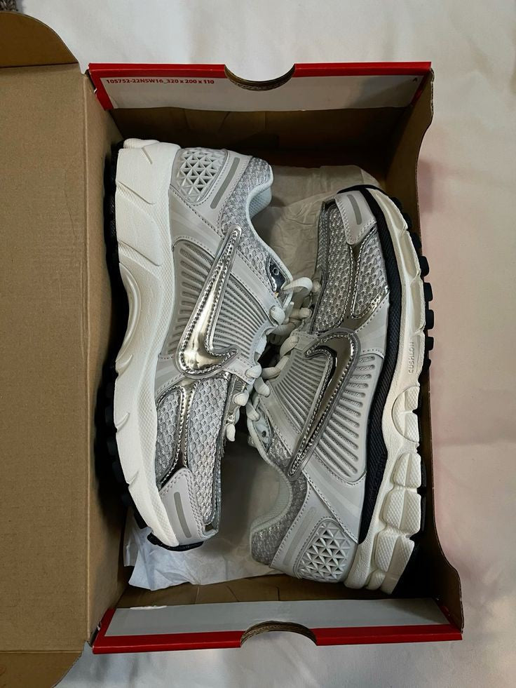 NIKE VOMERO 5 PHOTON DUST