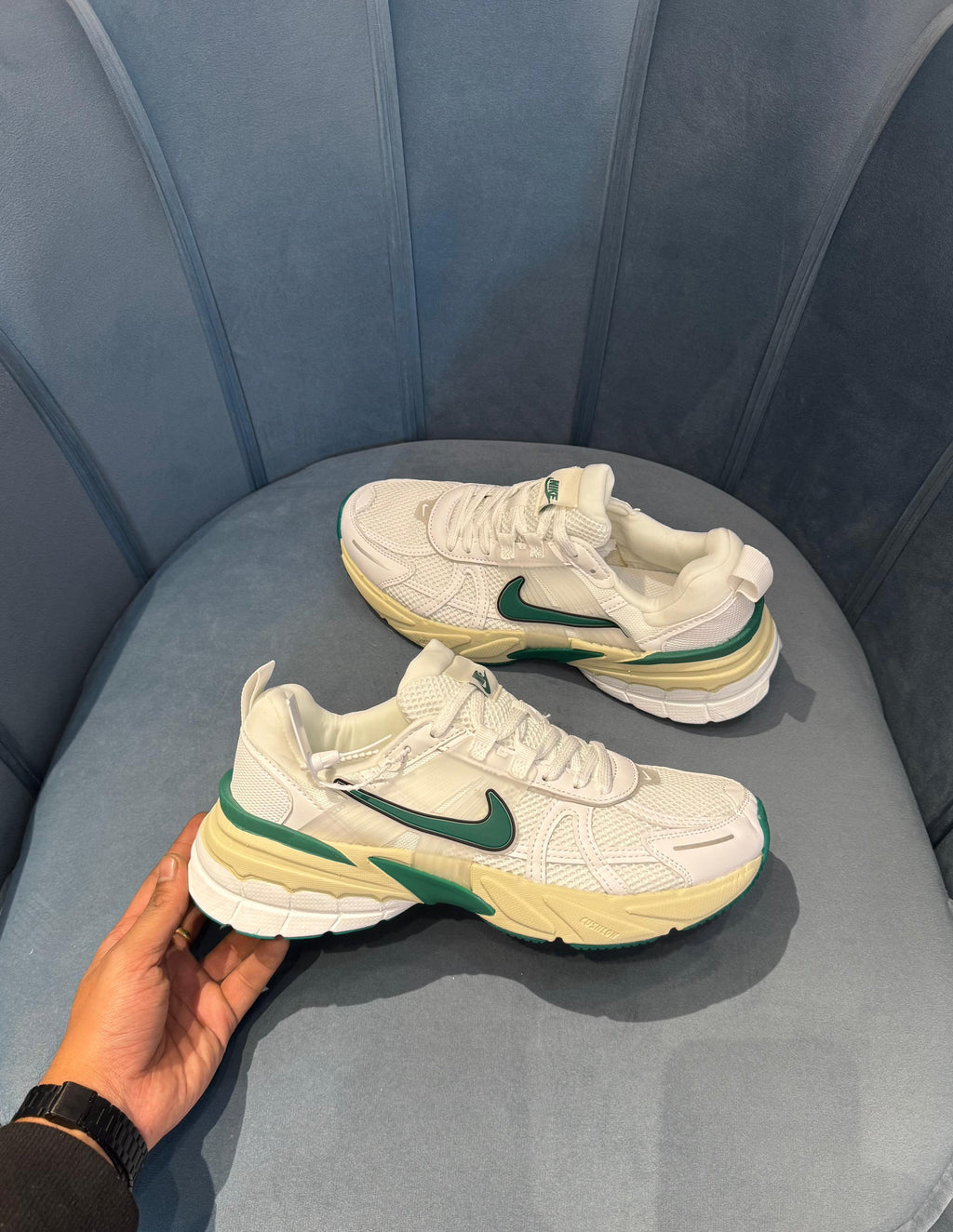 NIKE V2K RUN GREEN