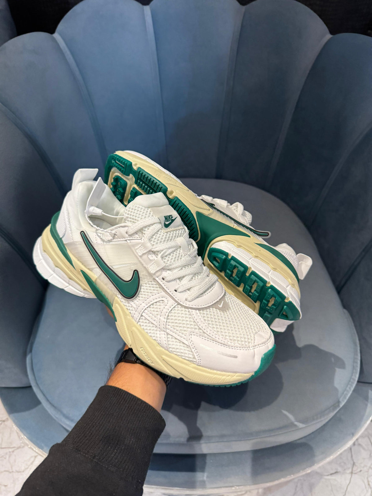 NIKE V2K RUN GREEN