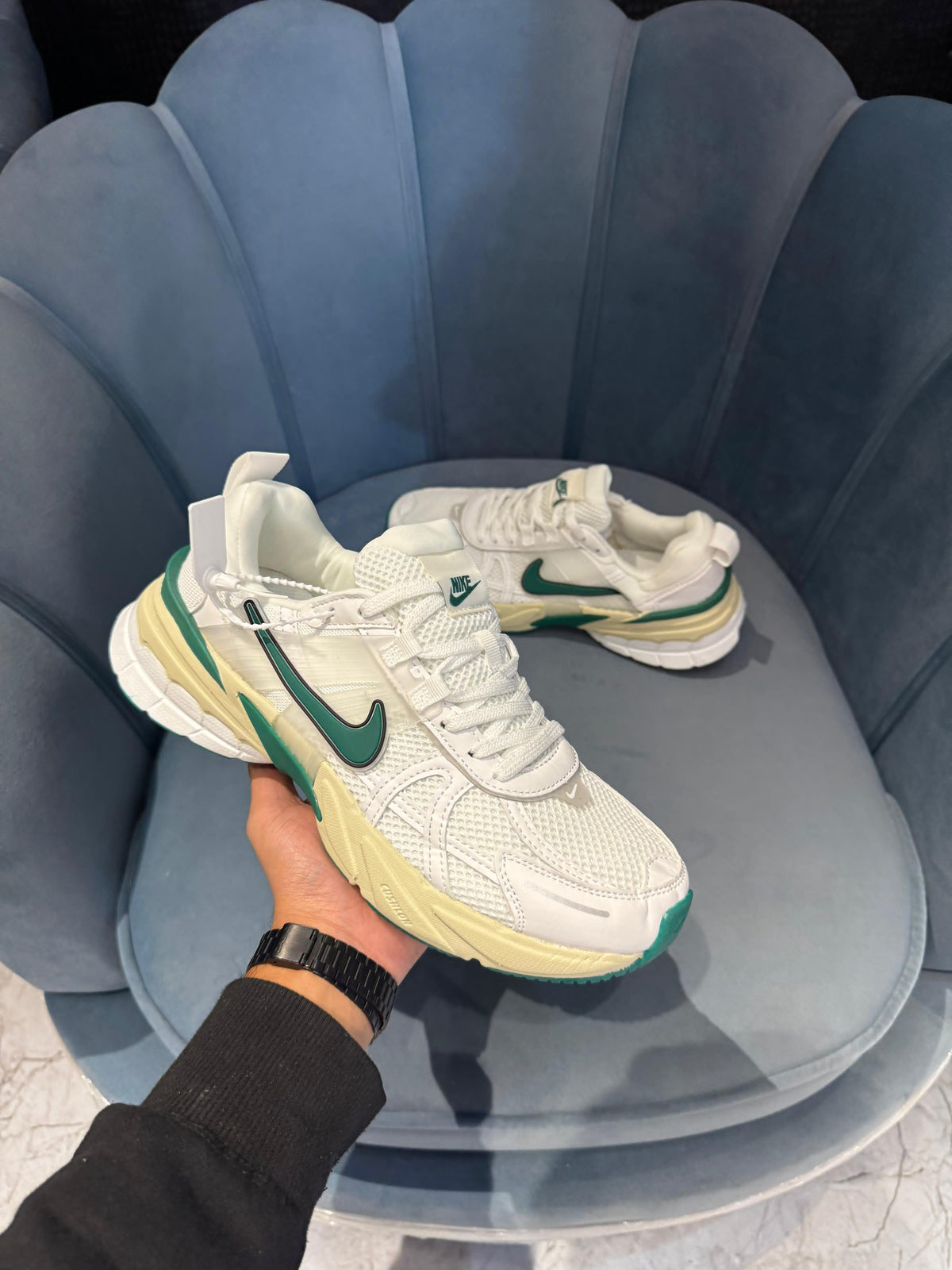 NIKE V2K RUN GREEN