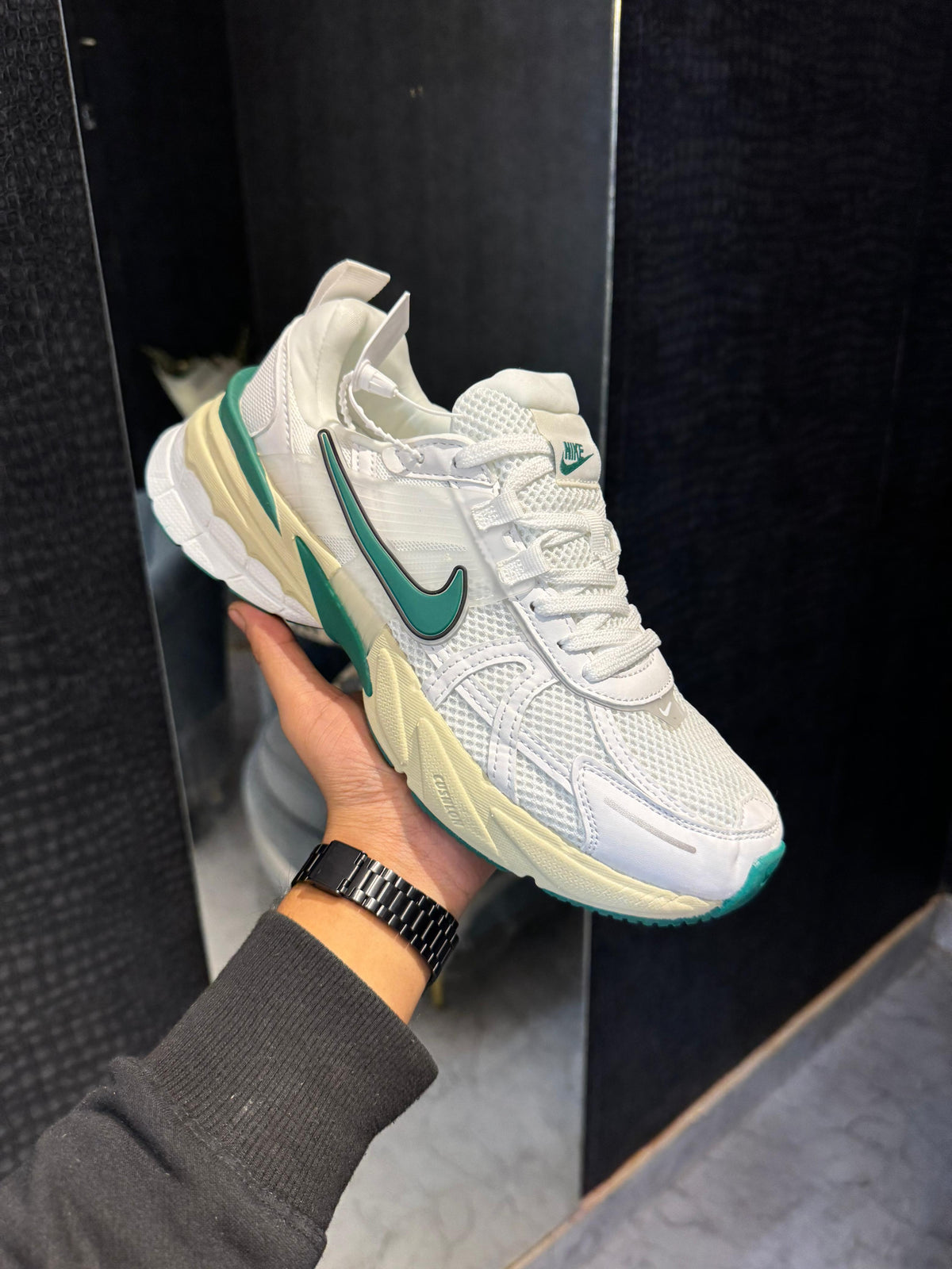 NIKE V2K RUN GREEN
