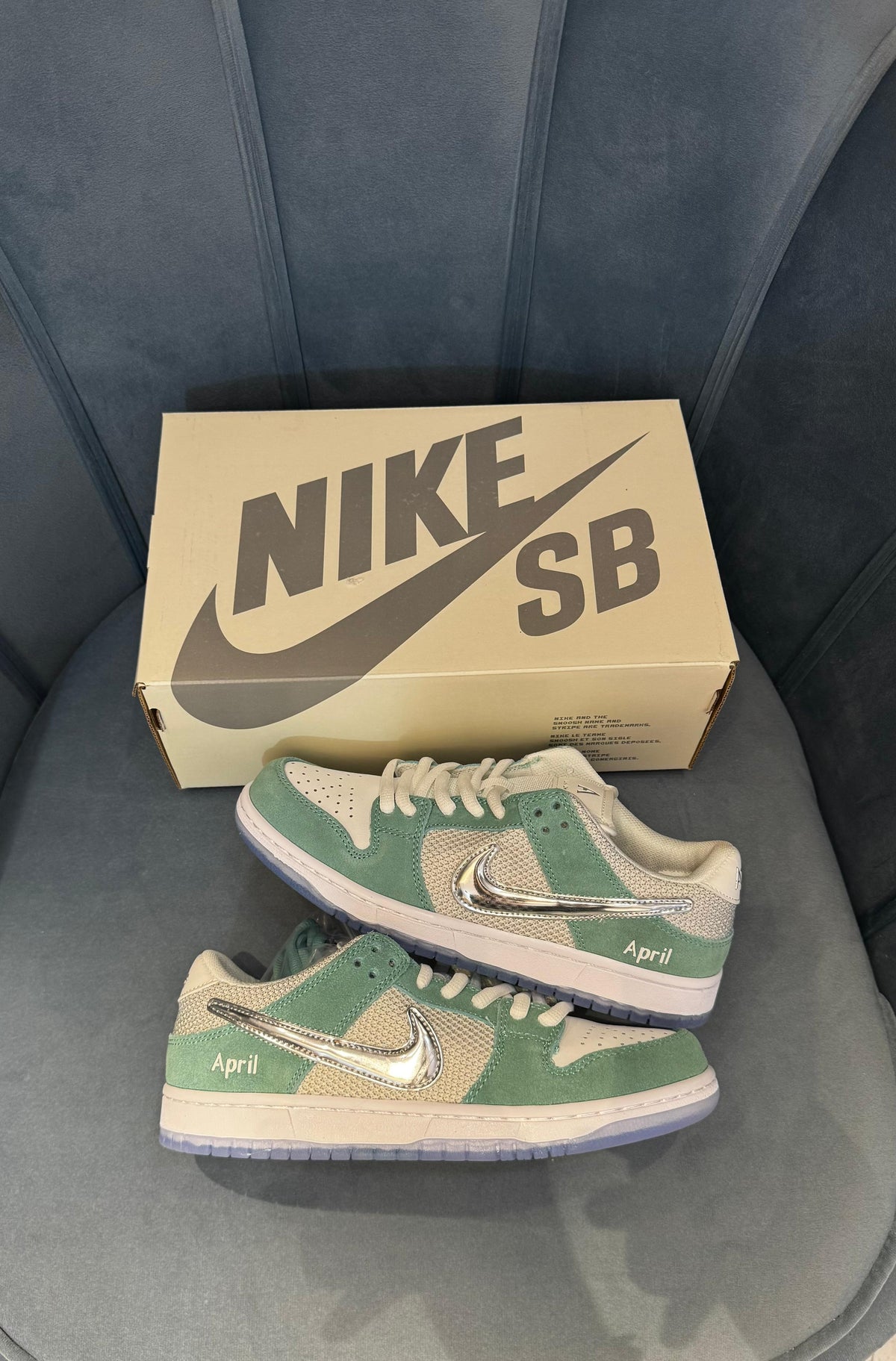 NIKE SB DUNK  LOW SKATE BOARD APRIL