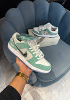 NIKE SB DUNK  LOW SKATE BOARD APRIL