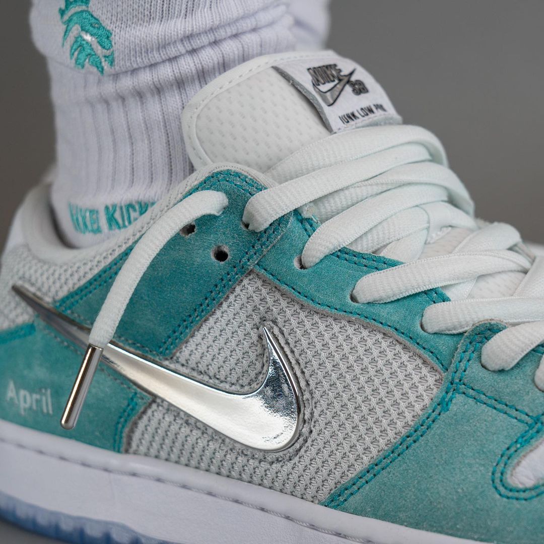 NIKE SB DUNK  LOW SKATE BOARD APRIL