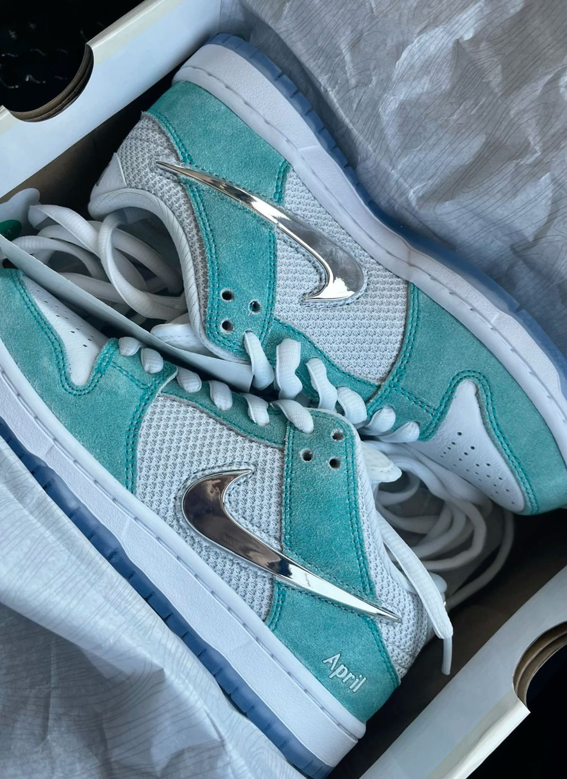NIKE SB DUNK  LOW SKATE BOARD APRIL