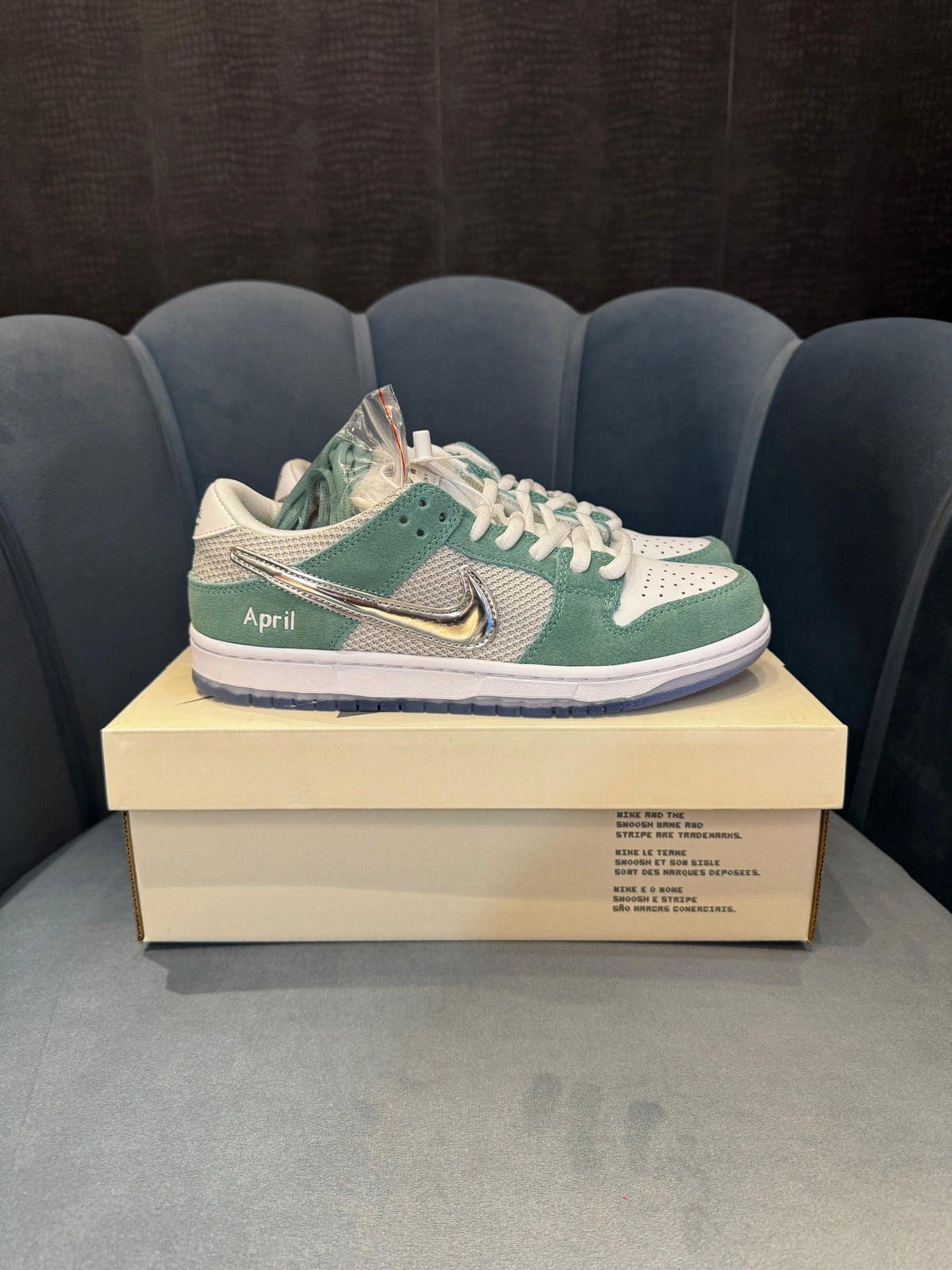 NIKE SB DUNK  LOW SKATE BOARD APRIL