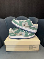 NIKE SB DUNK  LOW SKATE BOARD APRIL