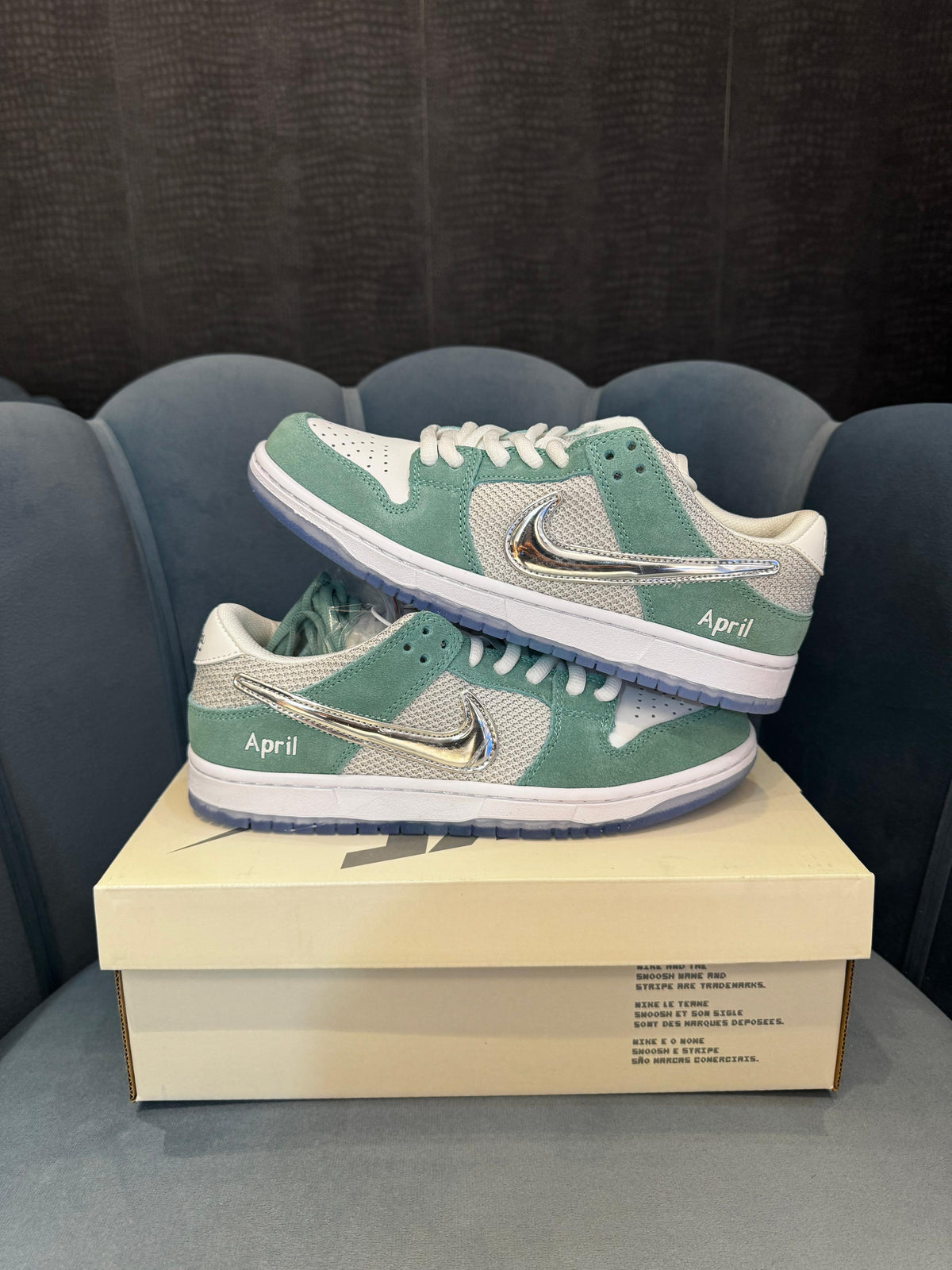 NIKE SB DUNK  LOW SKATE BOARD APRIL