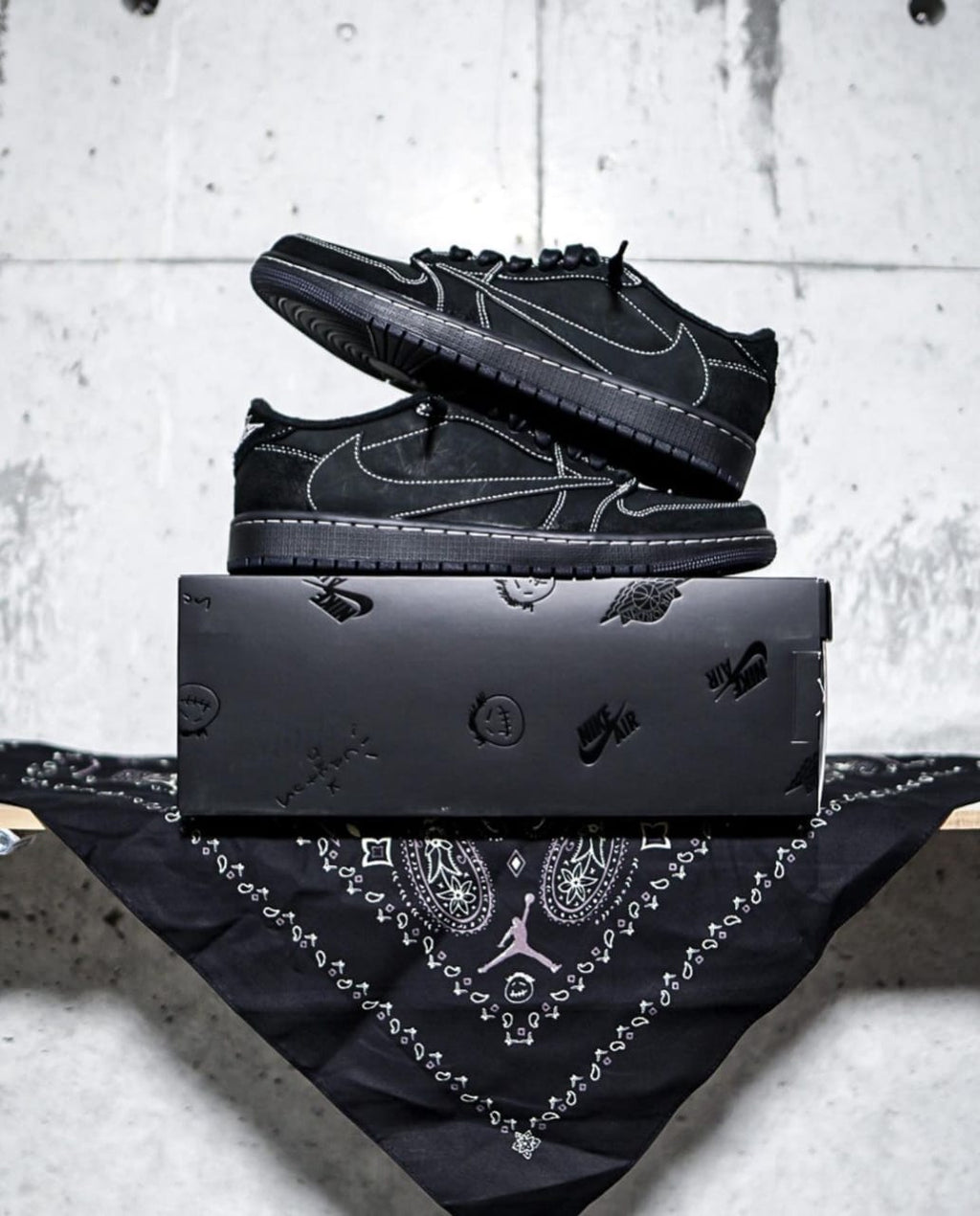 JORDAN 1 LOW X TRAVIS SCOTT  BLACK PHANTOM U.A