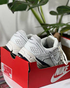 NIKE VOMERO 5 PHOTON DUST