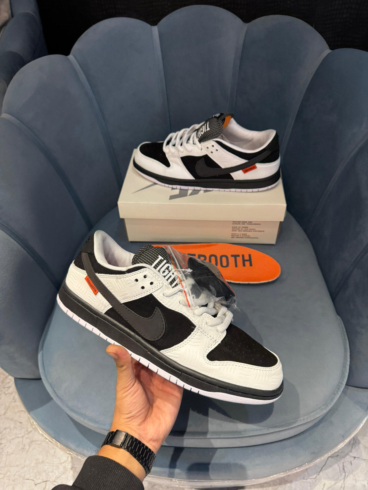 NIKE SB DUNK LOW TIGHTBOOTH
