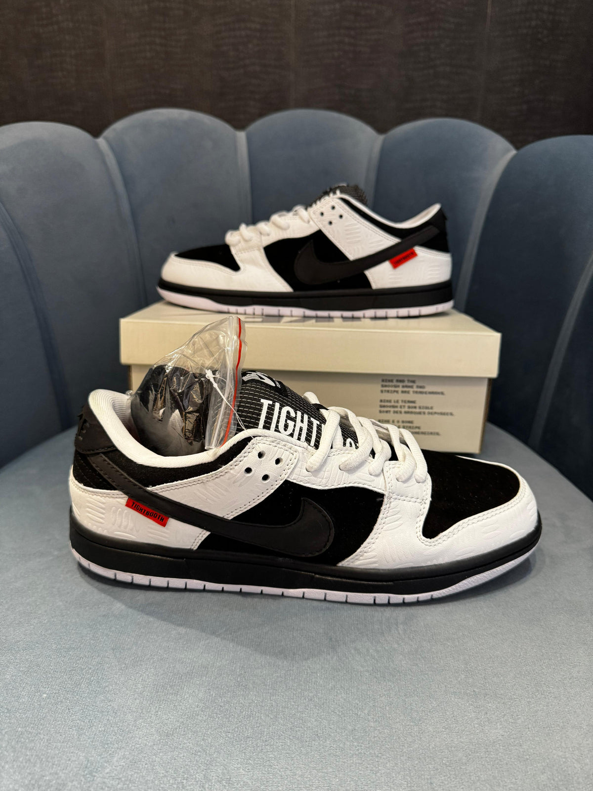 NIKE SB DUNK LOW TIGHTBOOTH