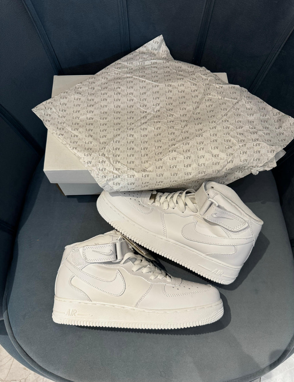 NIKE AIRFORCE 1 MID HIGH
