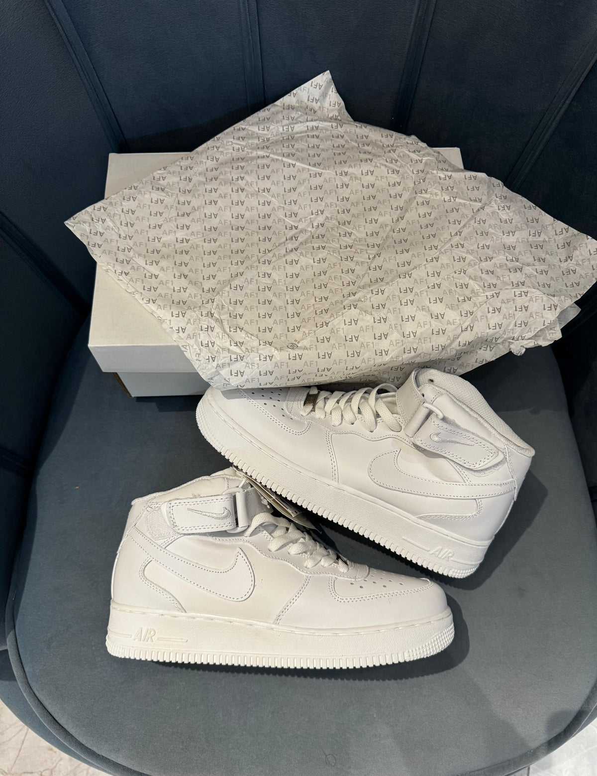 NIKE AIRFORCE 1 MID HIGH
