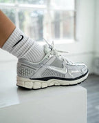 NIKE VOMERO 5 PHOTON DUST