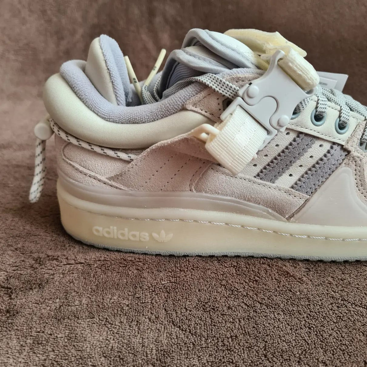 ADIDAS BAD BUNNY FORUM BUCKLE CLOUD WHITE