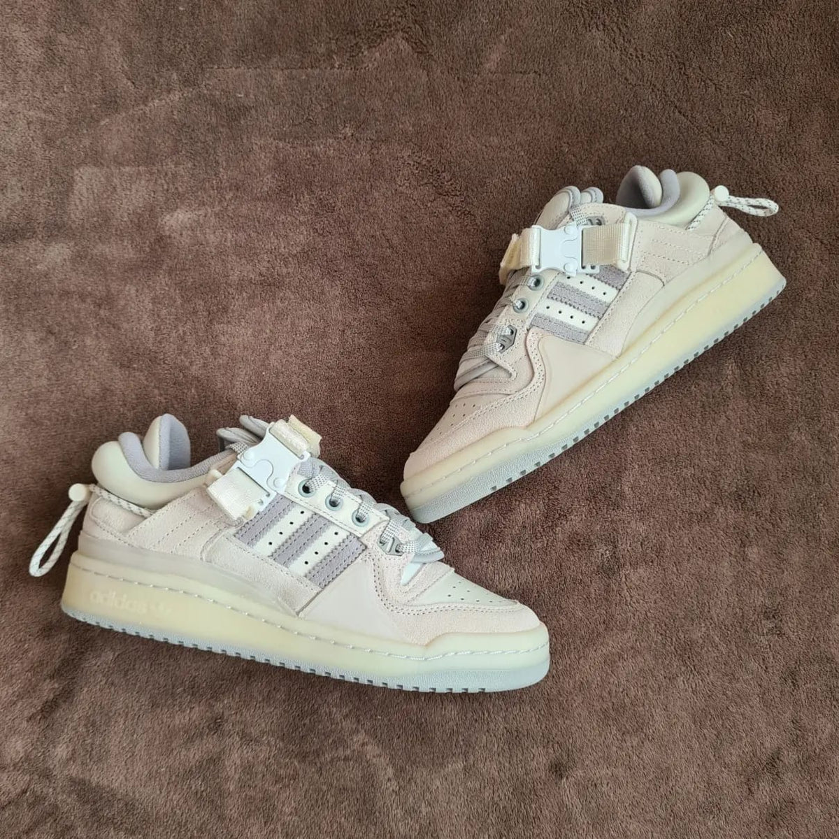 ADIDAS BAD BUNNY FORUM BUCKLE CLOUD WHITE