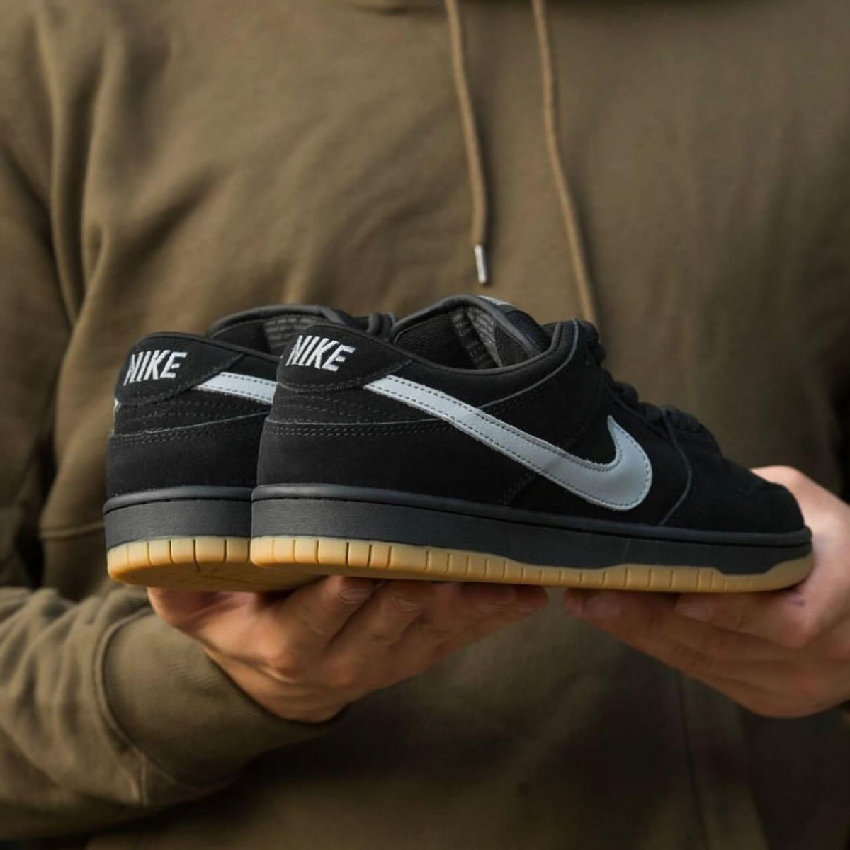 SB DUNK LOW FOG BLACK GUM