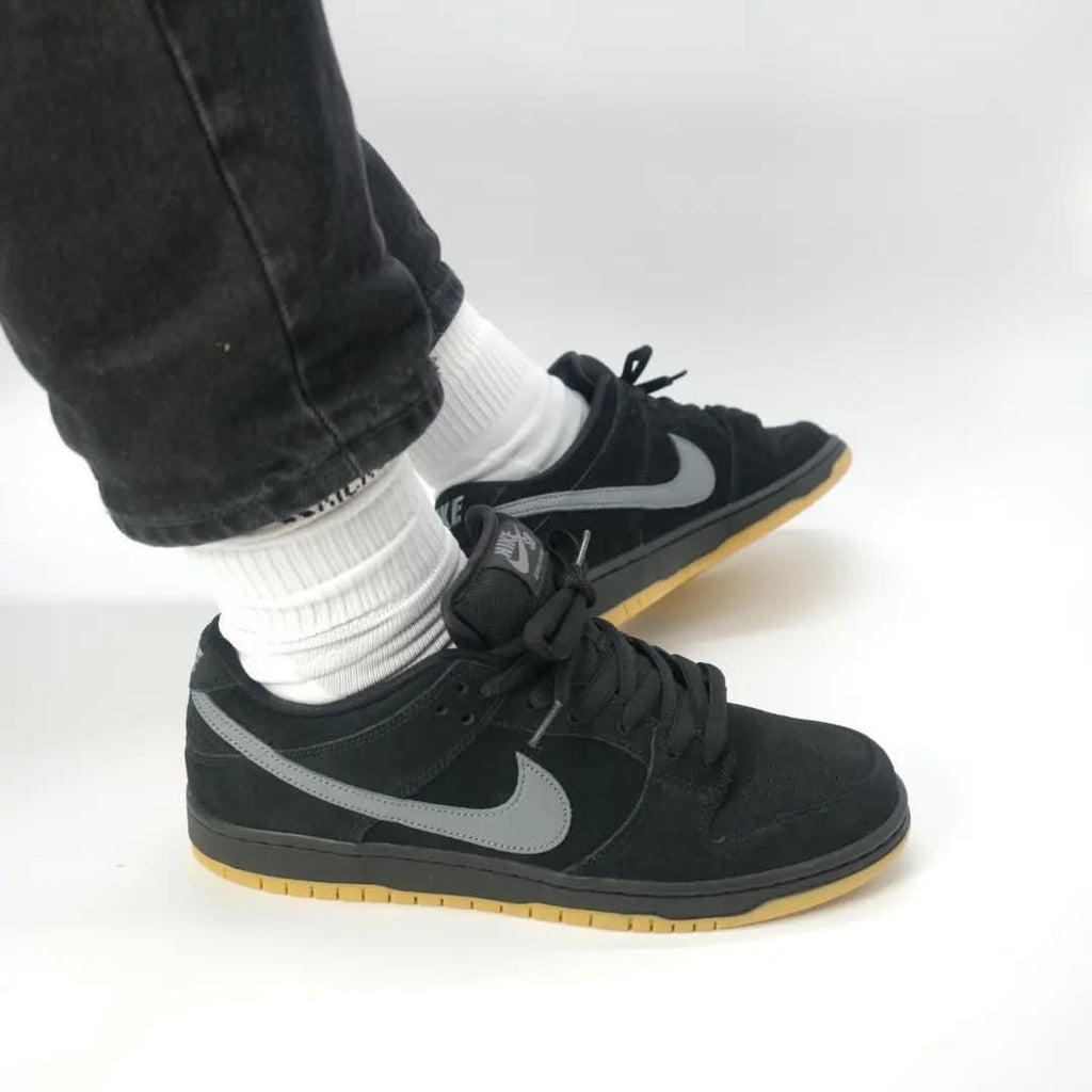 SB DUNK LOW FOG BLACK GUM