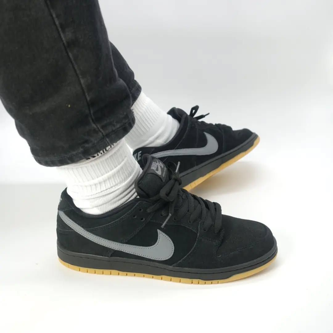 SB DUNK LOW FOG BLACK GUM