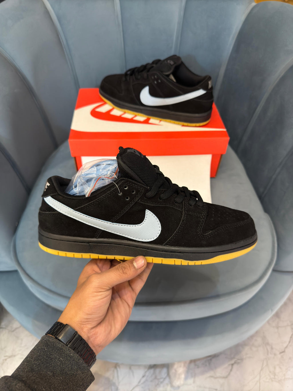 SB DUNK LOW FOG BLACK GUM