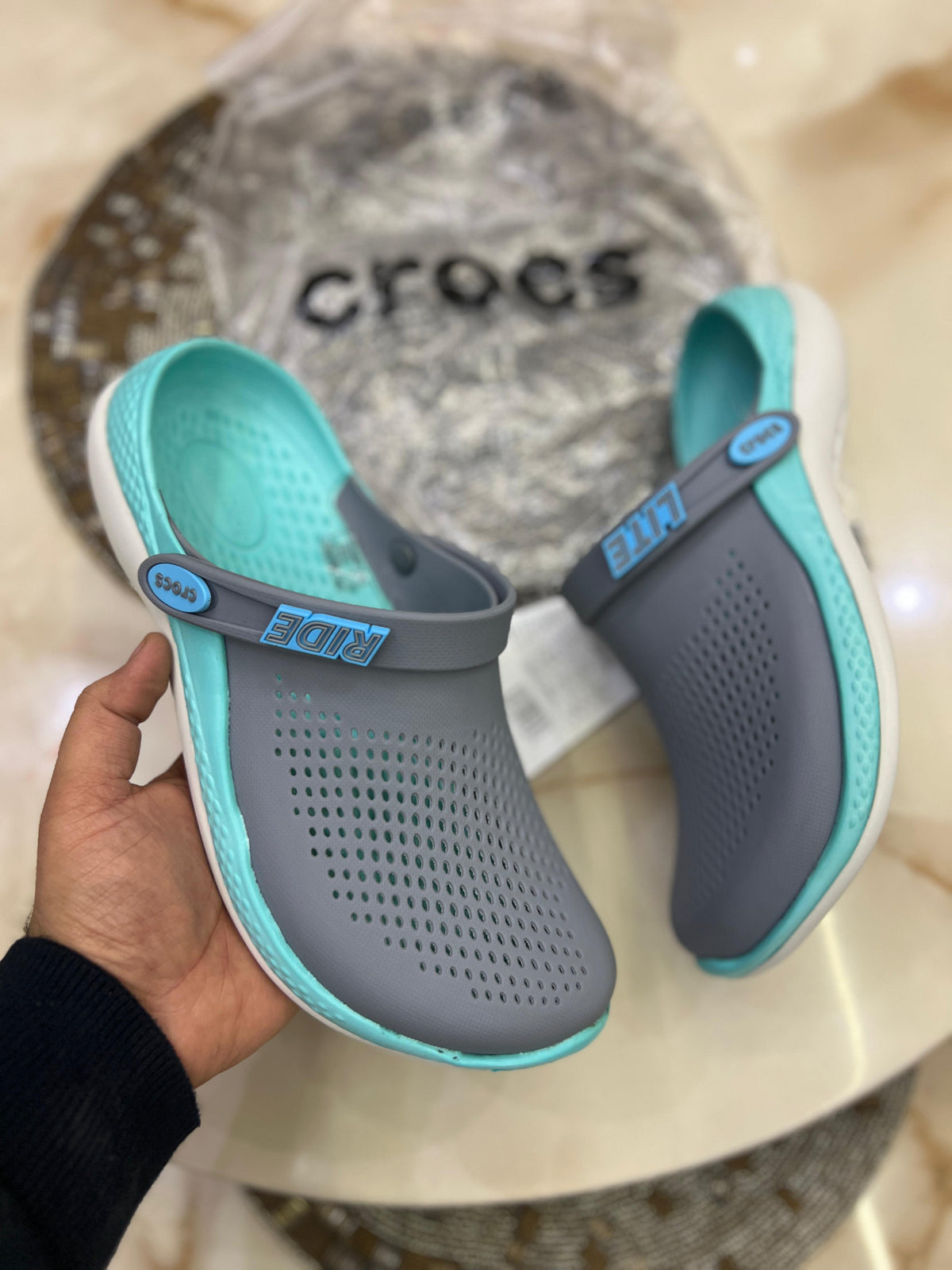 CROCS