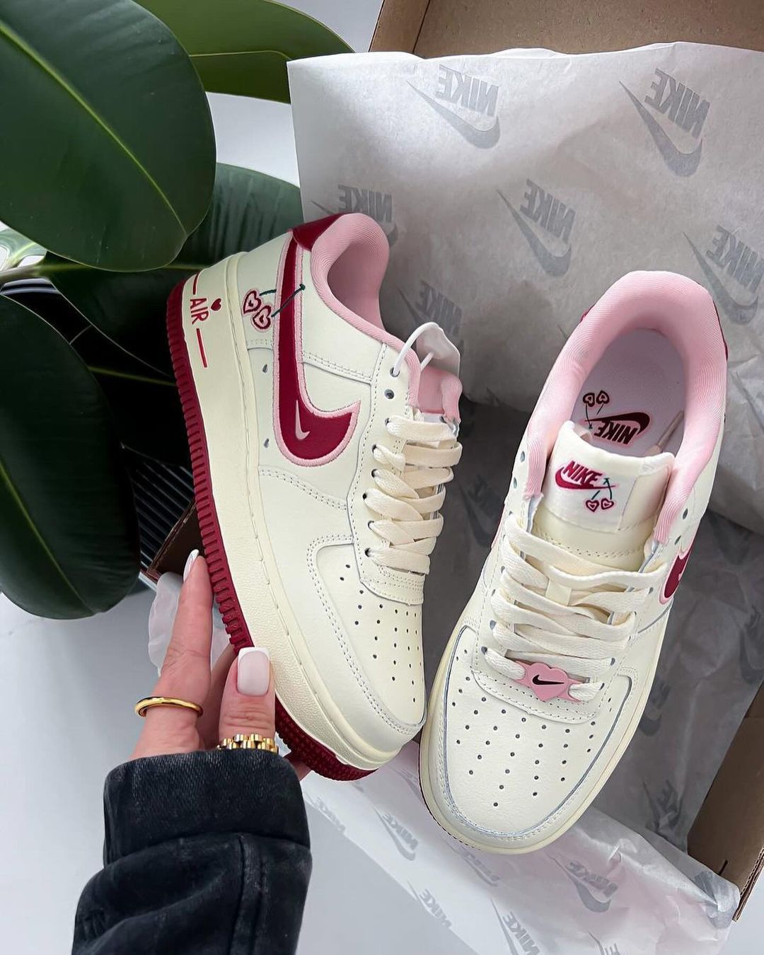 NIKE AIRFORCE 1 VALENTINES