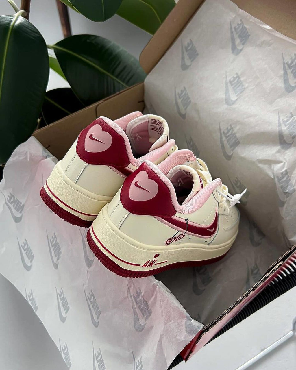 NIKE AIRFORCE 1 VALENTINES
