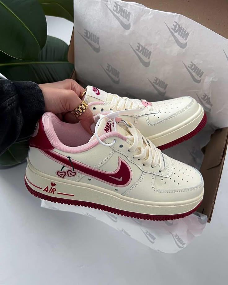 NIKE AIRFORCE 1 VALENTINES