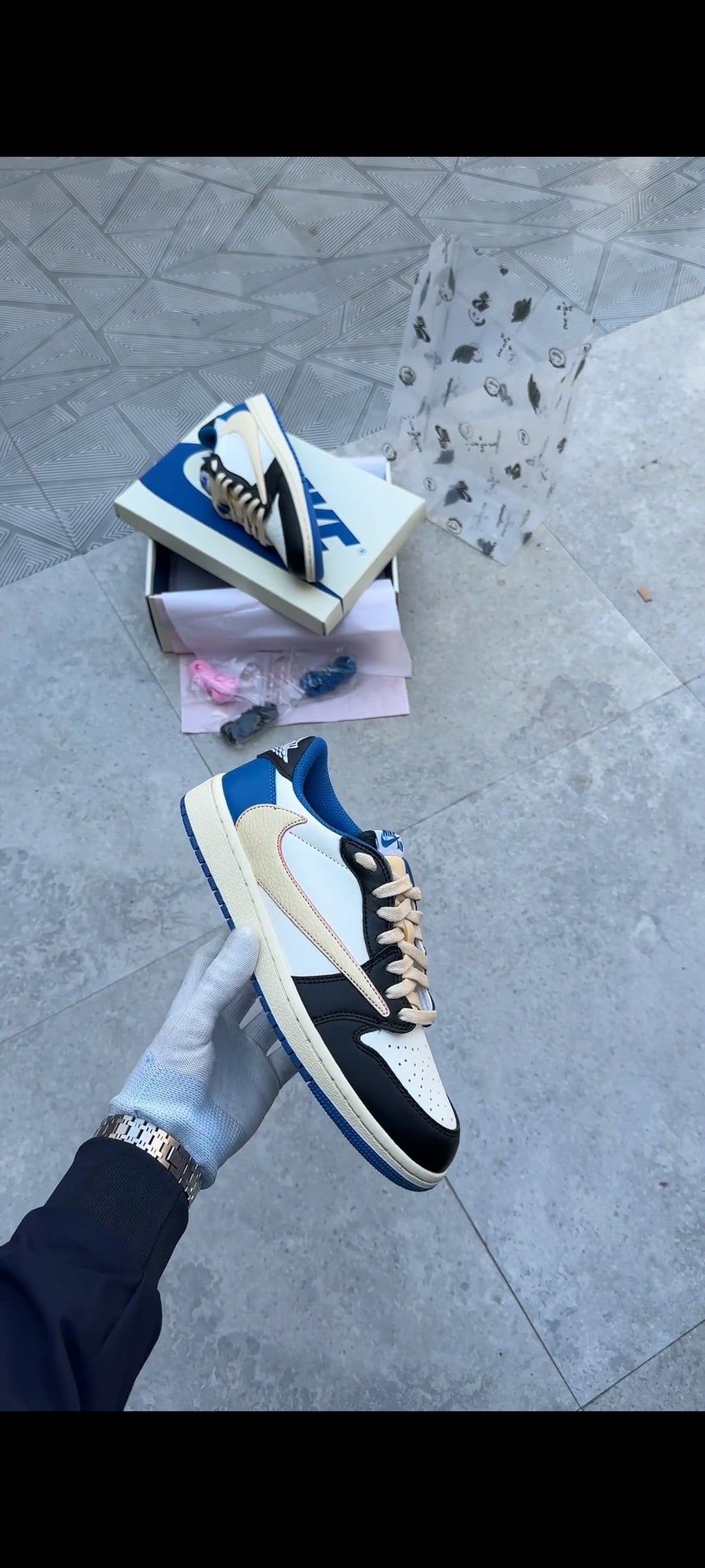 JORDAN 1 LOW FRAGMENT DESIGN X TRAVIS SCOTT U.A