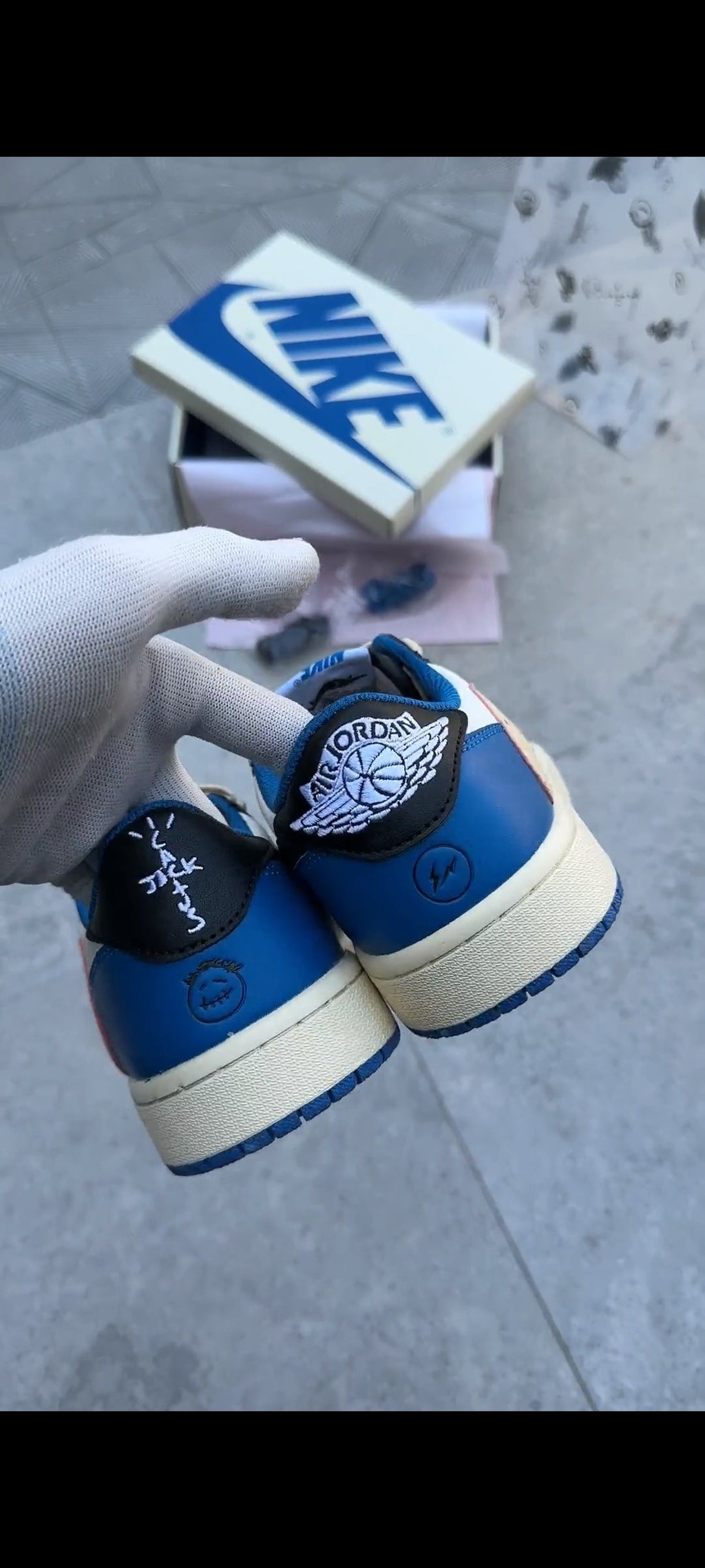 JORDAN 1 LOW FRAGMENT DESIGN X TRAVIS SCOTT U.A