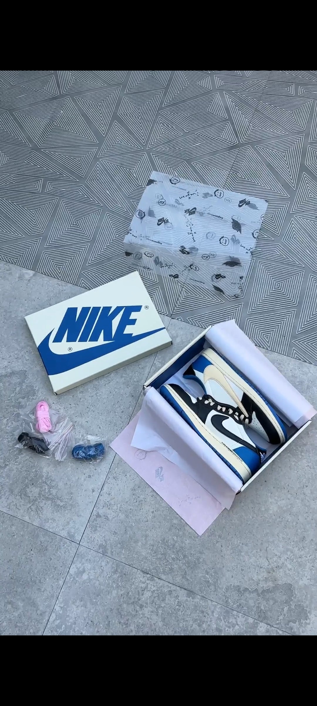 JORDAN 1 LOW FRAGMENT DESIGN X TRAVIS SCOTT U.A
