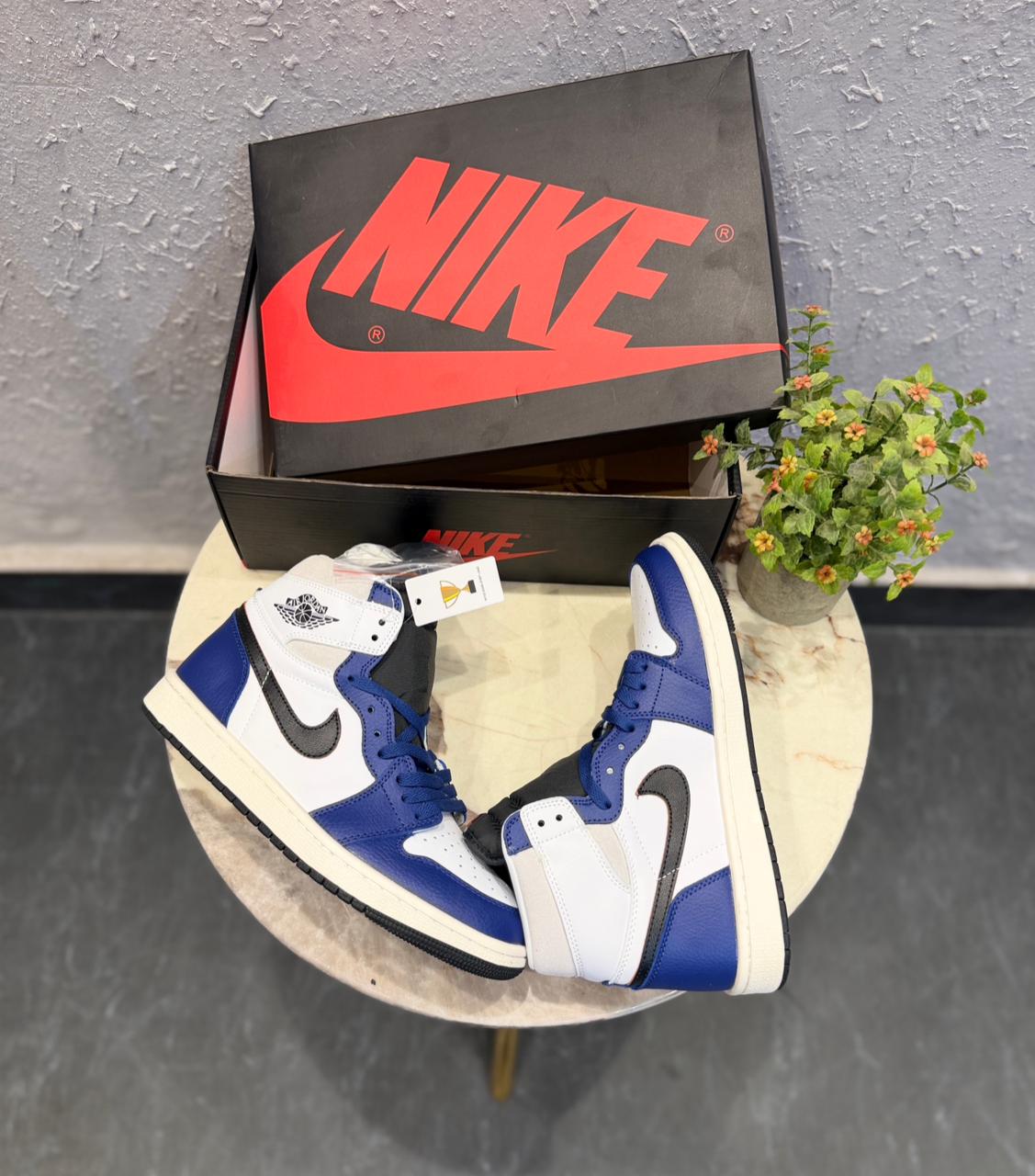 AIR JORDANS RETRO 1 MID RARE AIR ROYAL