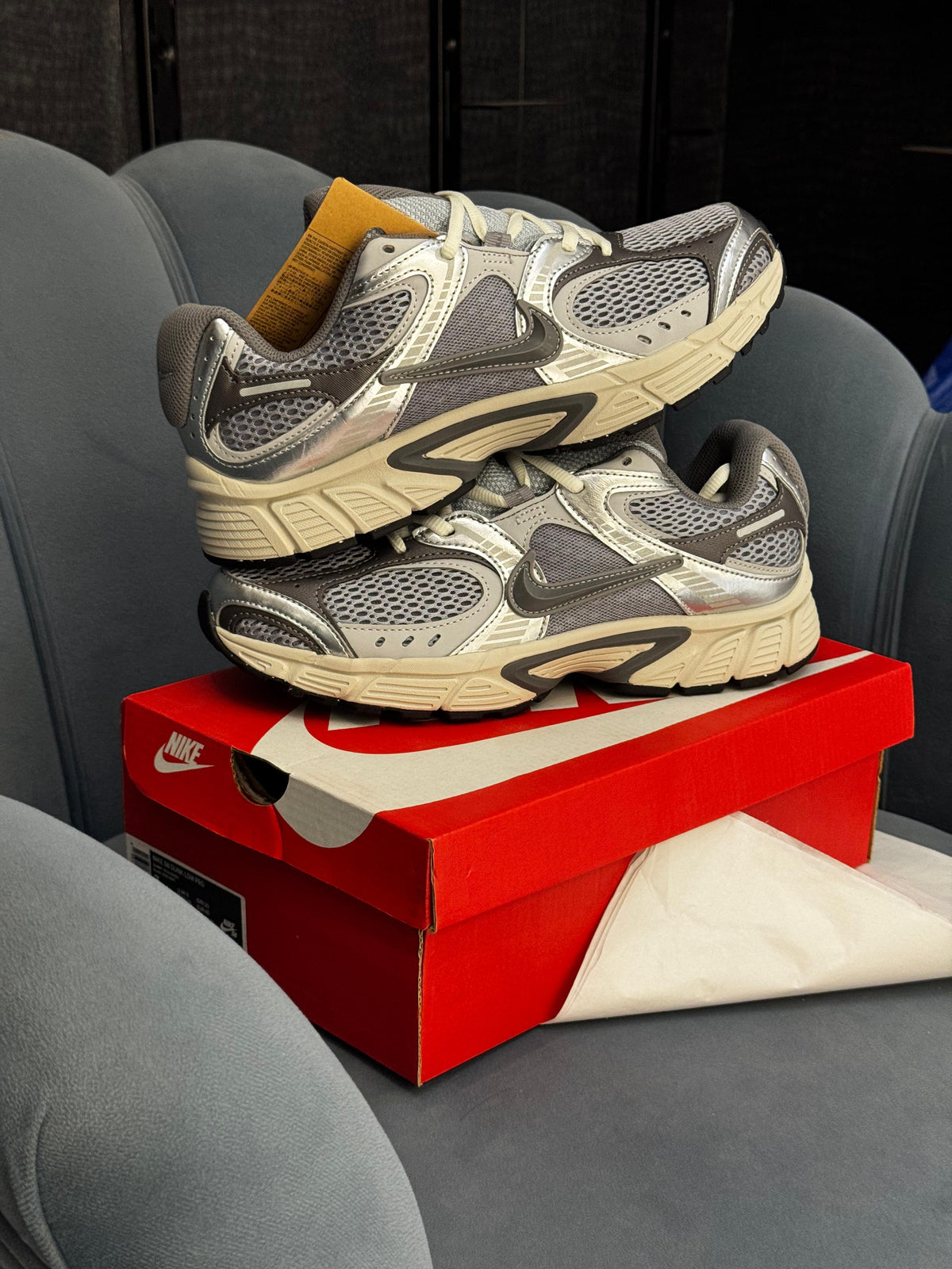 NIKE VOMERO 5 RUNNER GREY