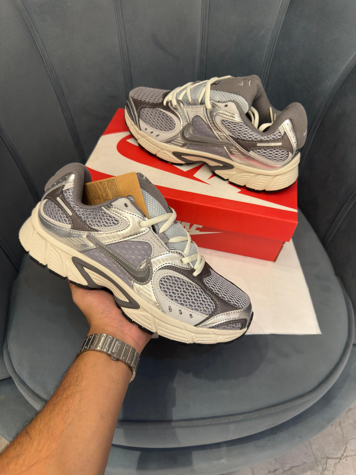 NIKE VOMERO 5 RUNNER GREY
