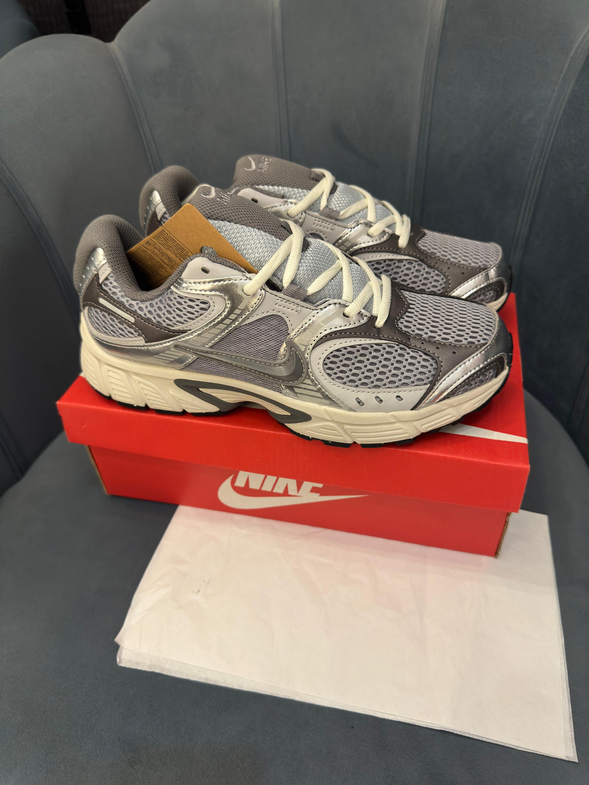 NIKE VOMERO 5 RUNNER GREY