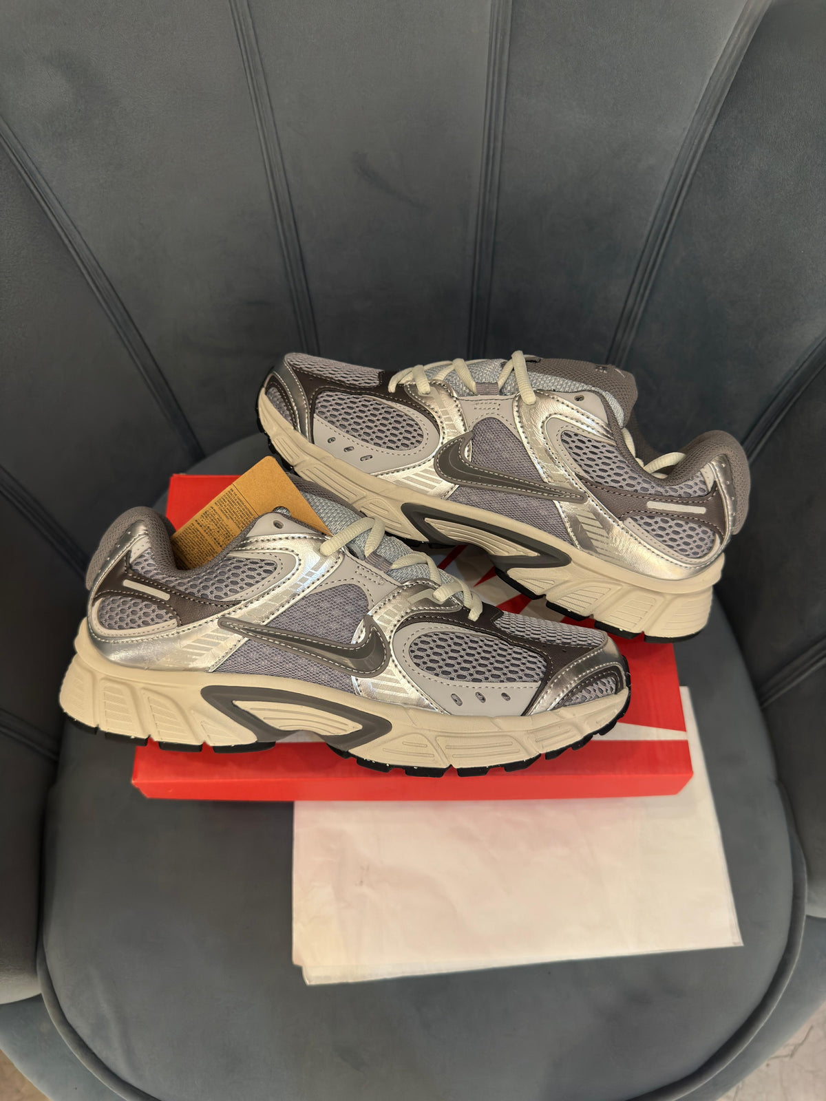 NIKE VOMERO 5 RUNNER GREY