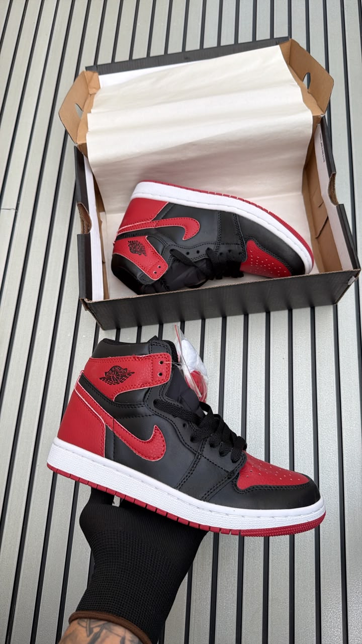 NIKE AIR JORDAN ONE