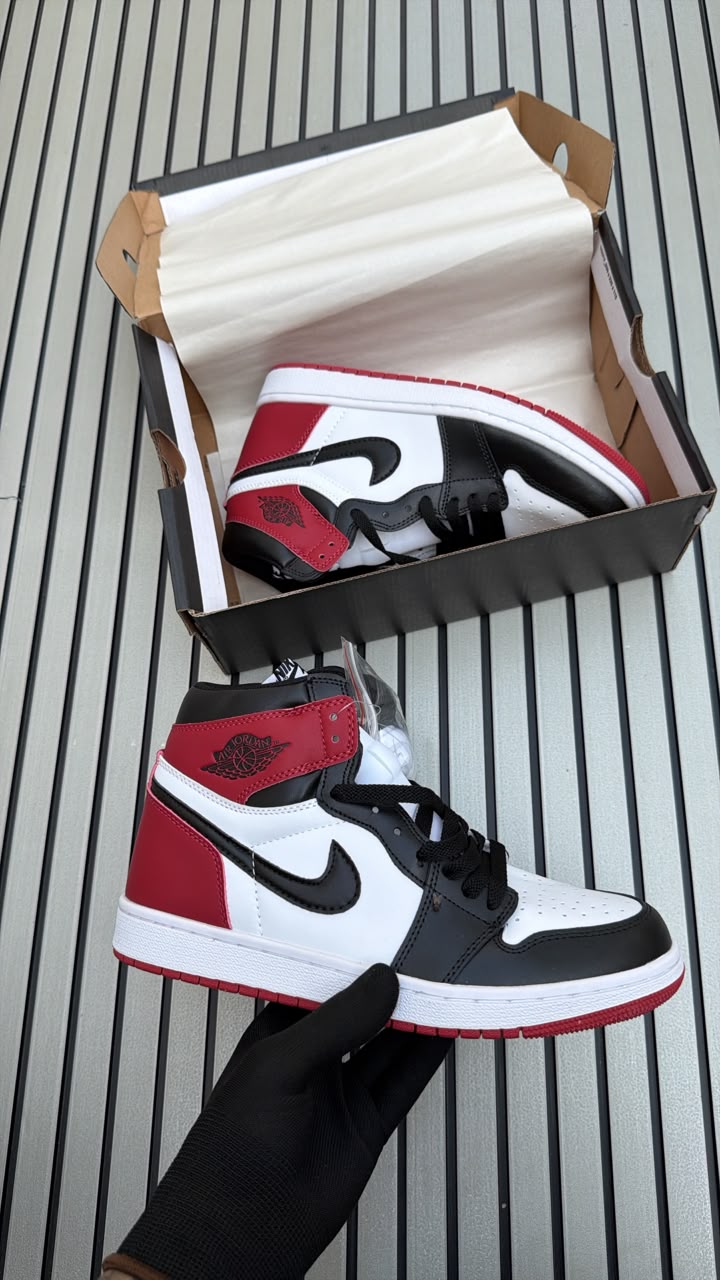 NIKE AIR JORDAN ONE